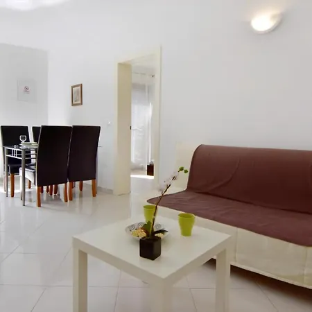 Apartment In Mit Offener Terrasse